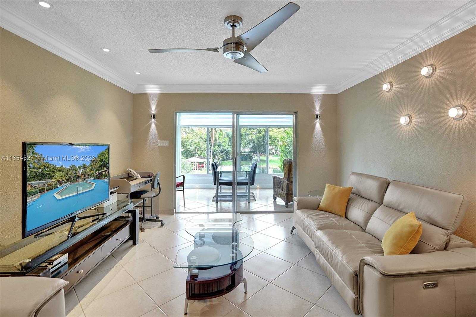 Condominium in Lauderdale Lakes, Florida 11622241