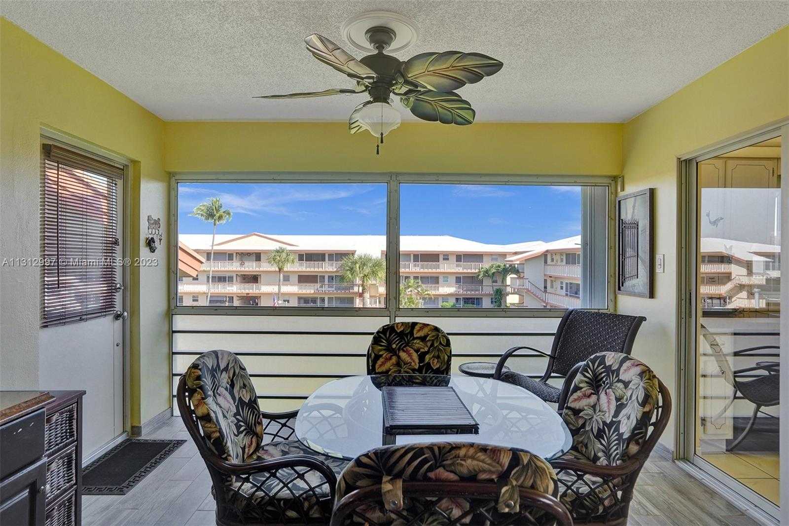 Condominium in West Park, Florida 11622252