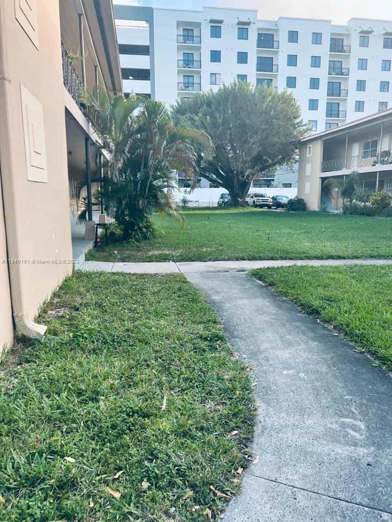 Condominium in Sun-Tan Village, Florida 11622297