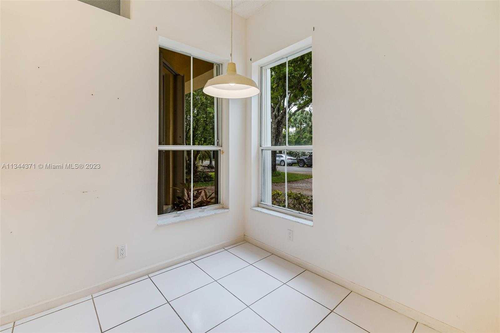 House in Hollywood, Florida 11622317