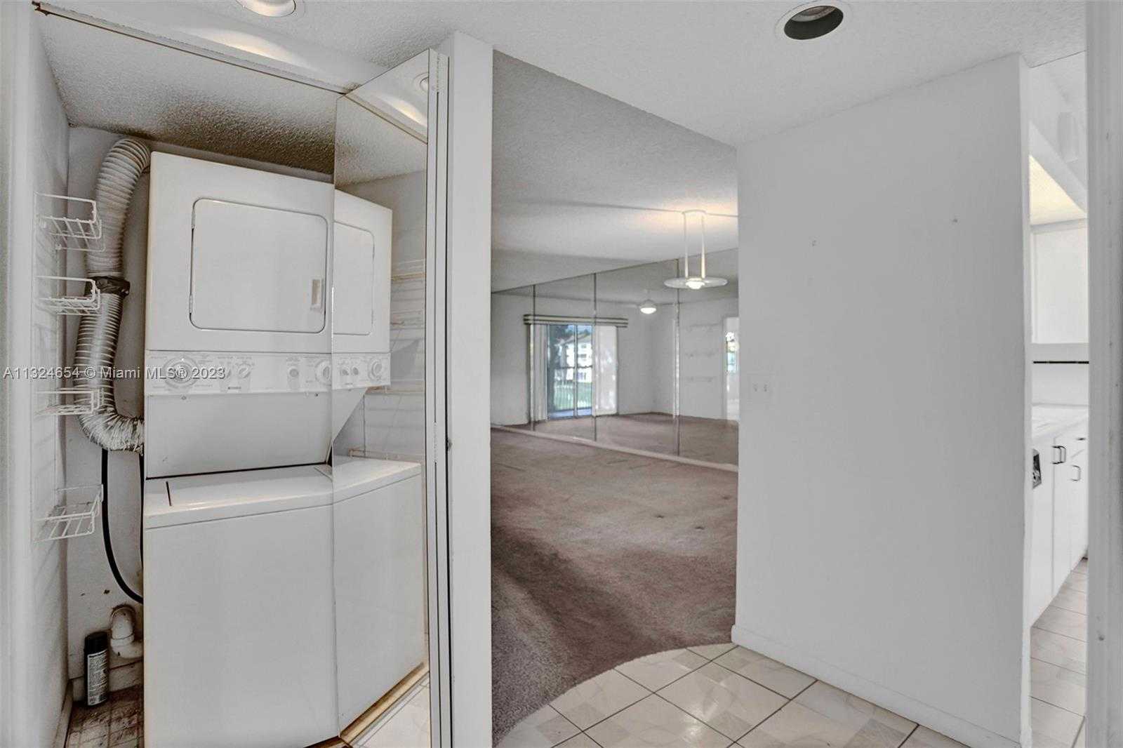Condominium in Pembroke Pines, Florida 11622330