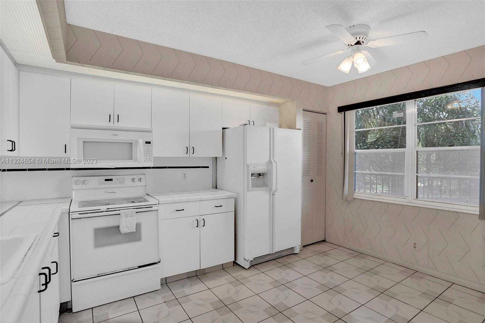 Condominium in Pembroke Pines, Florida 11622330