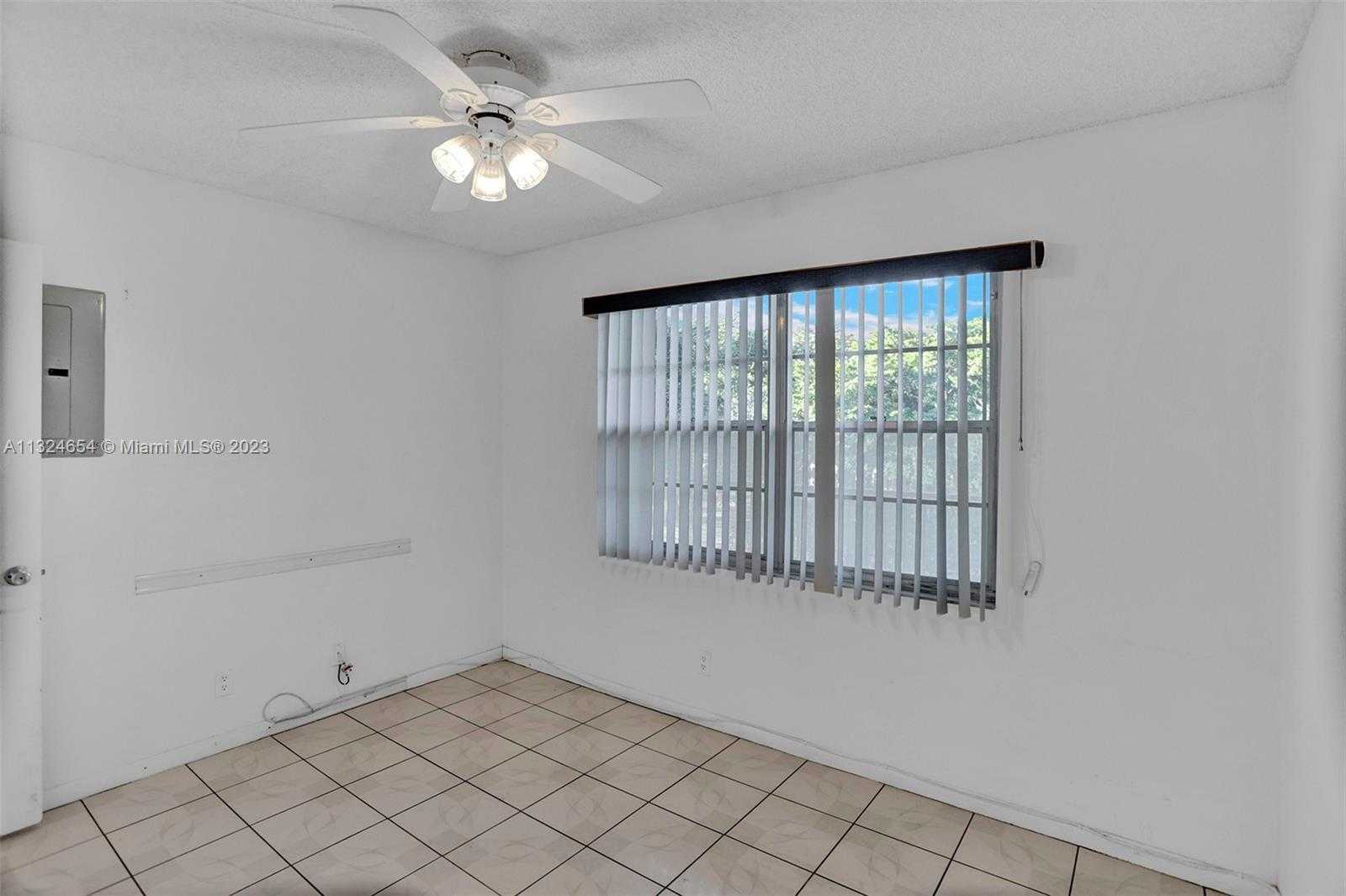 Condominium dans Pembroke Pines, Florida 11622330