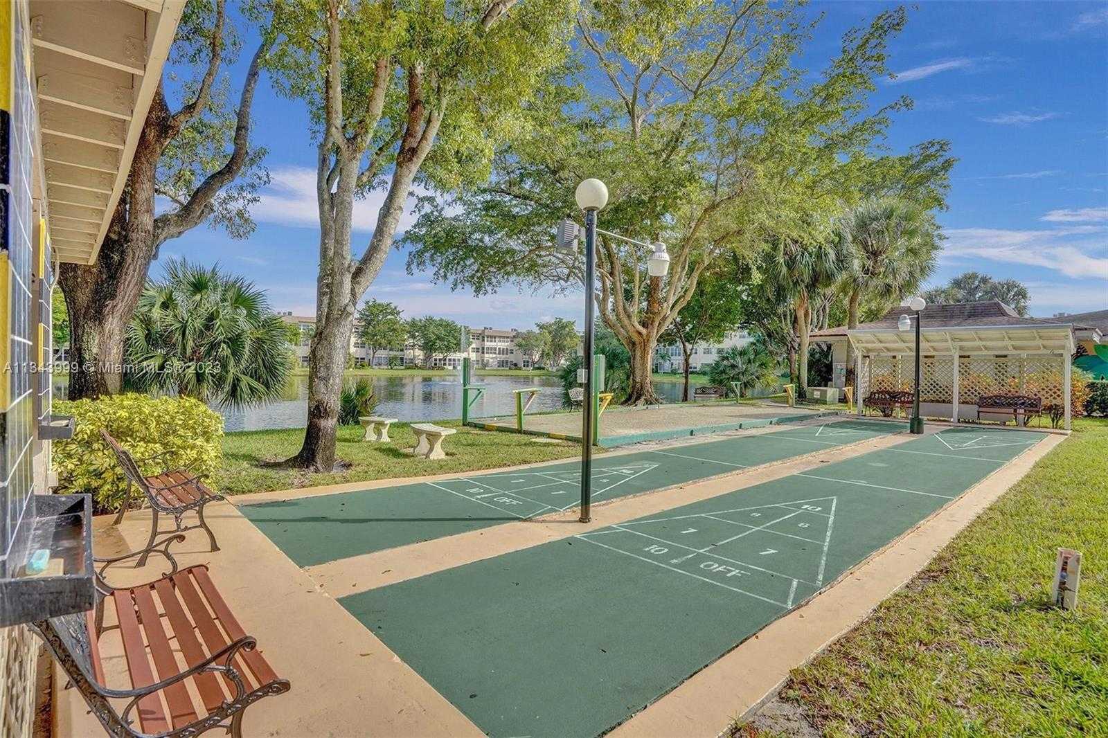 Condominium in Lauderdale Lakes, Florida 11622351