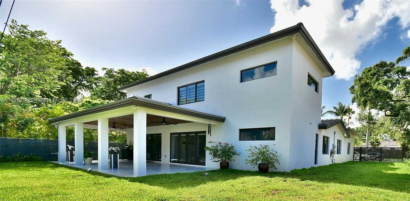 House in Miami, Florida 11622361