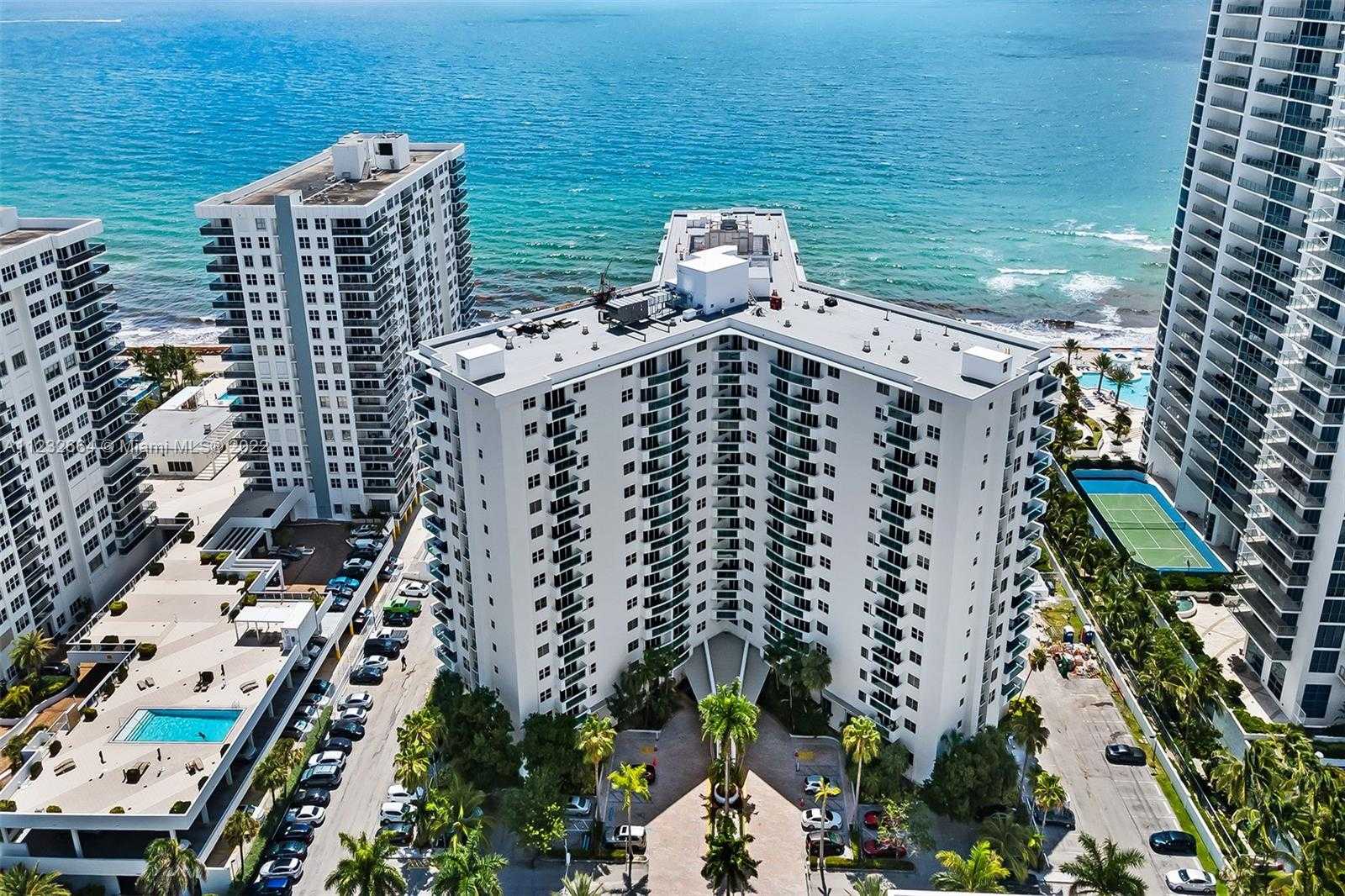 Condominium in Beverley Beach, Florida 11622417