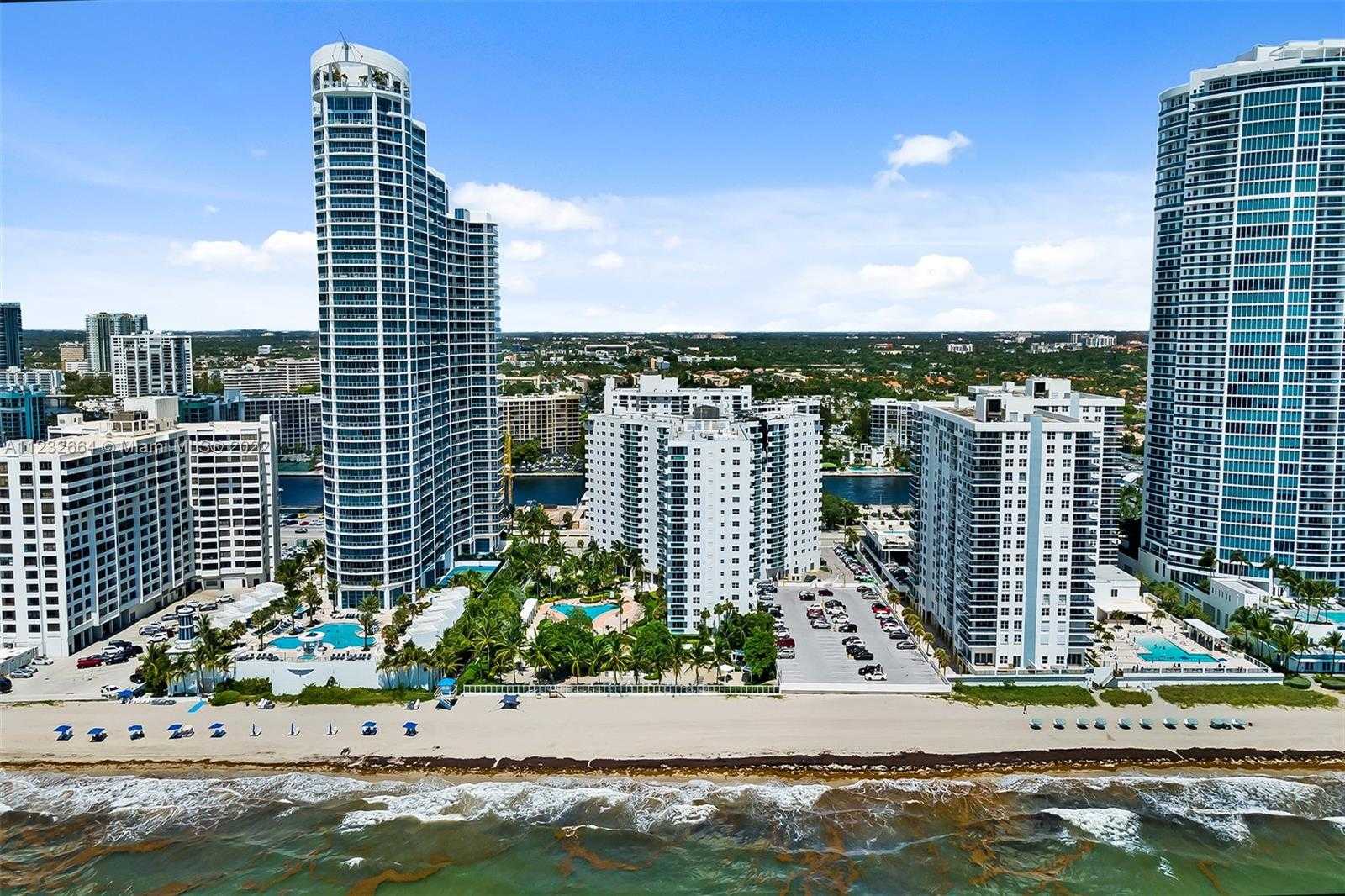 Condominium in Beverley Beach, Florida 11622417
