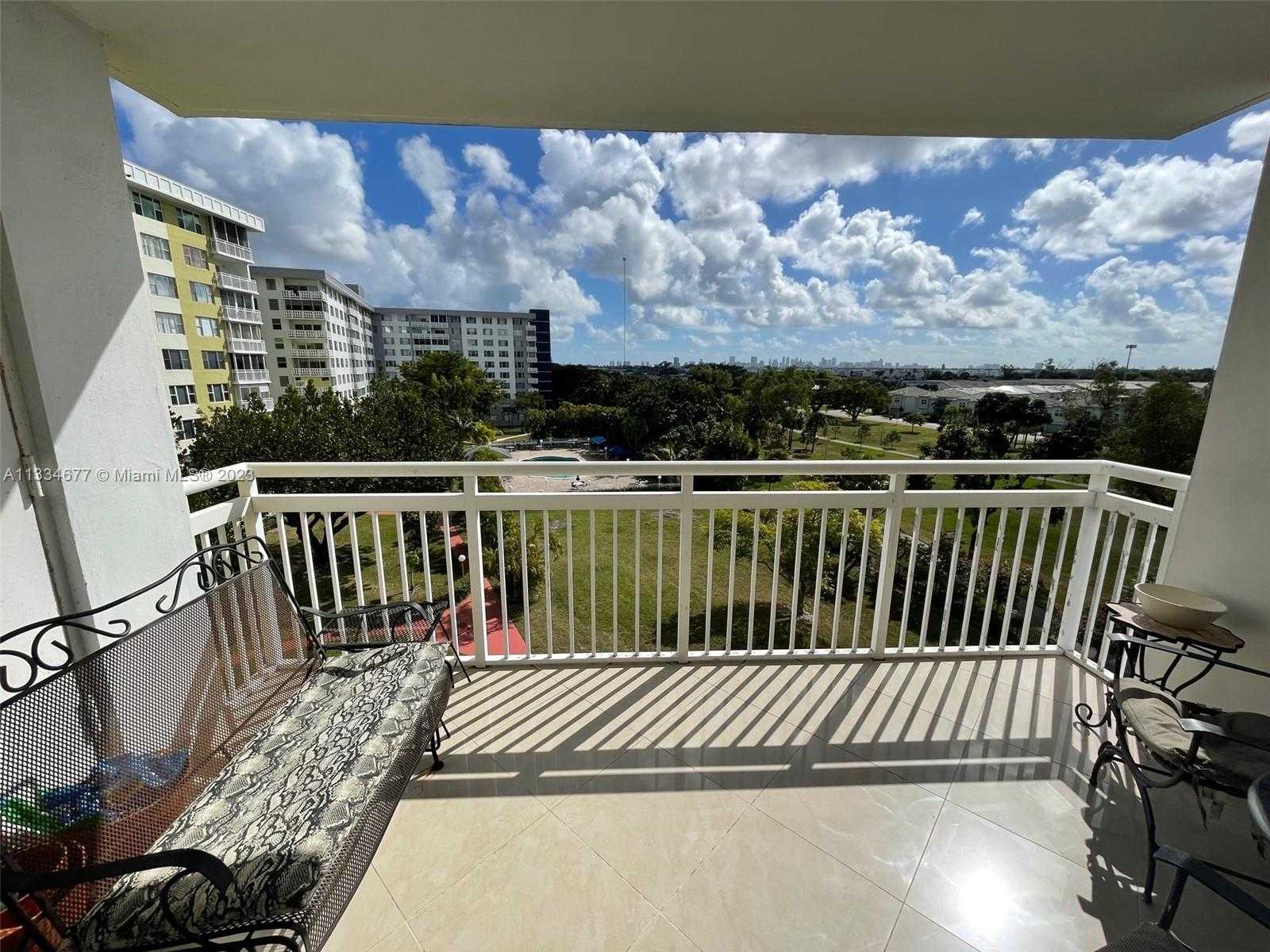 Condominium in West Park, Florida 11622433