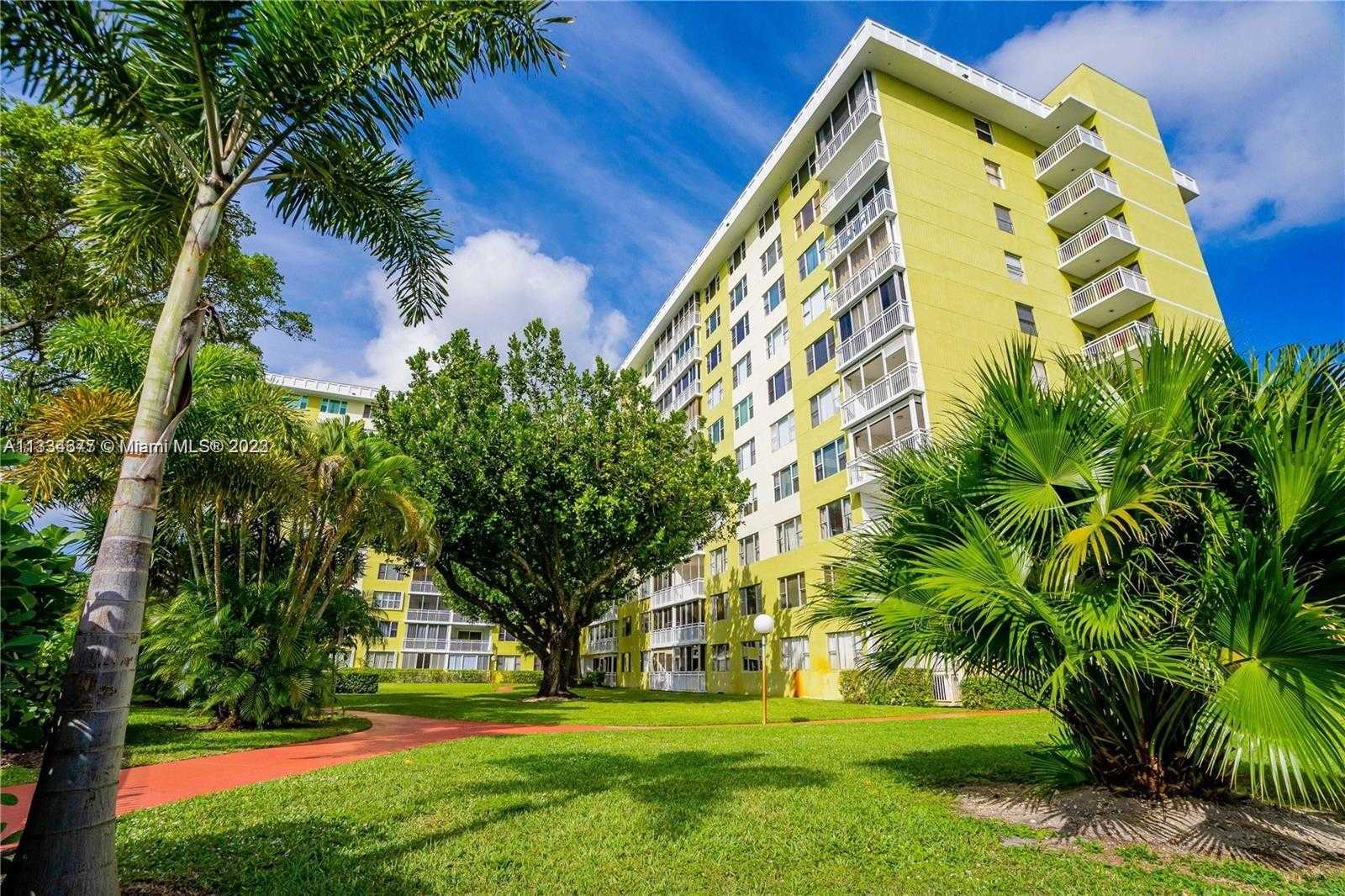 Condominium in West Park, Florida 11622433