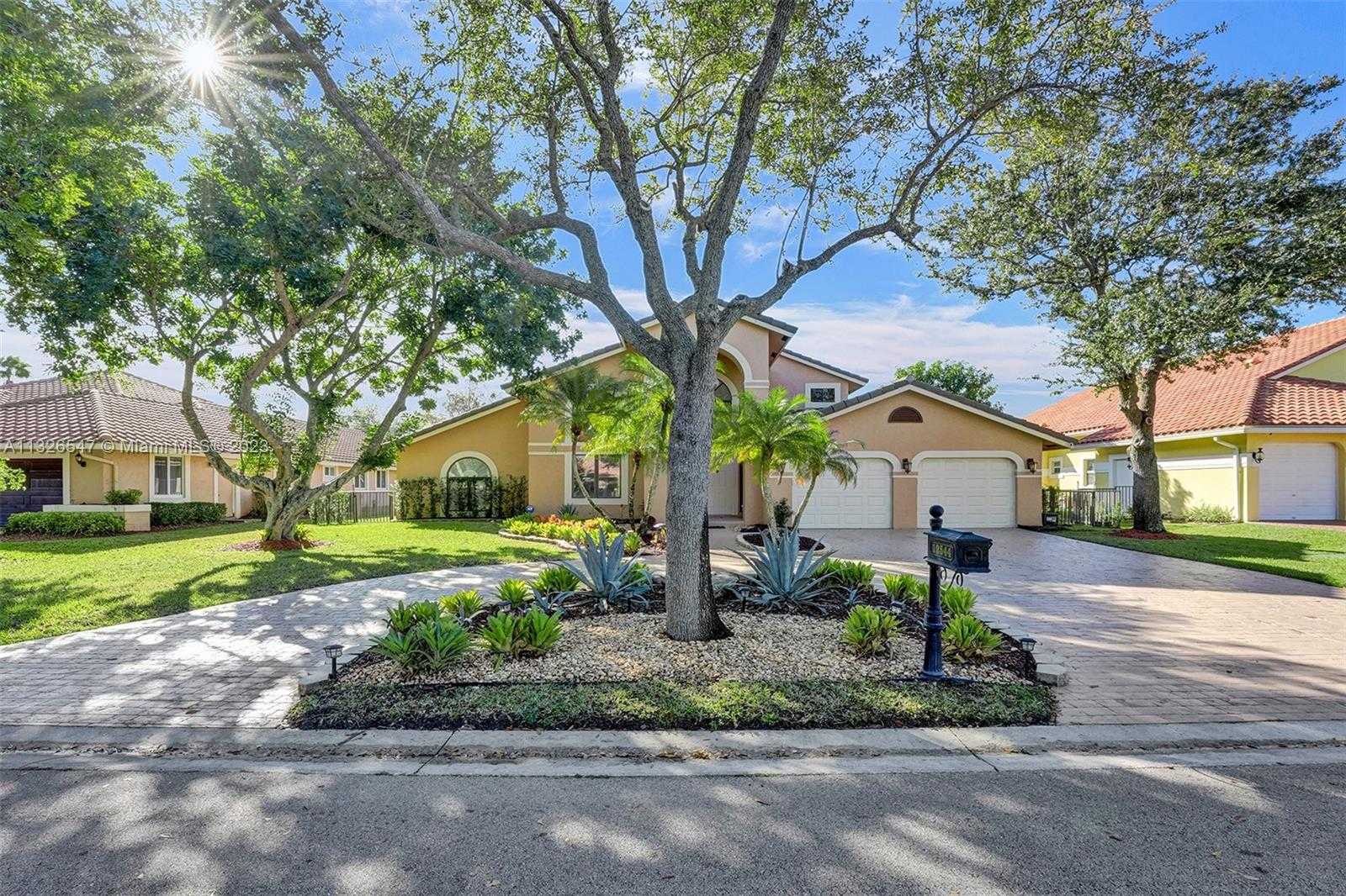 House in Coral Springs, Florida 11622505