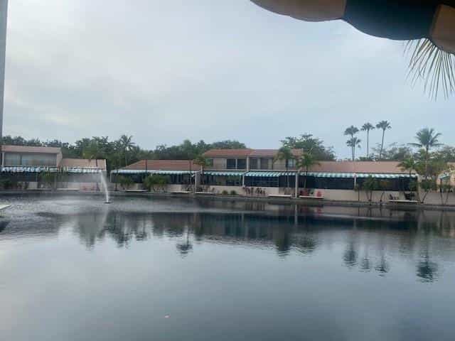 Kediaman dalam Miami Lakes, Florida 11622513