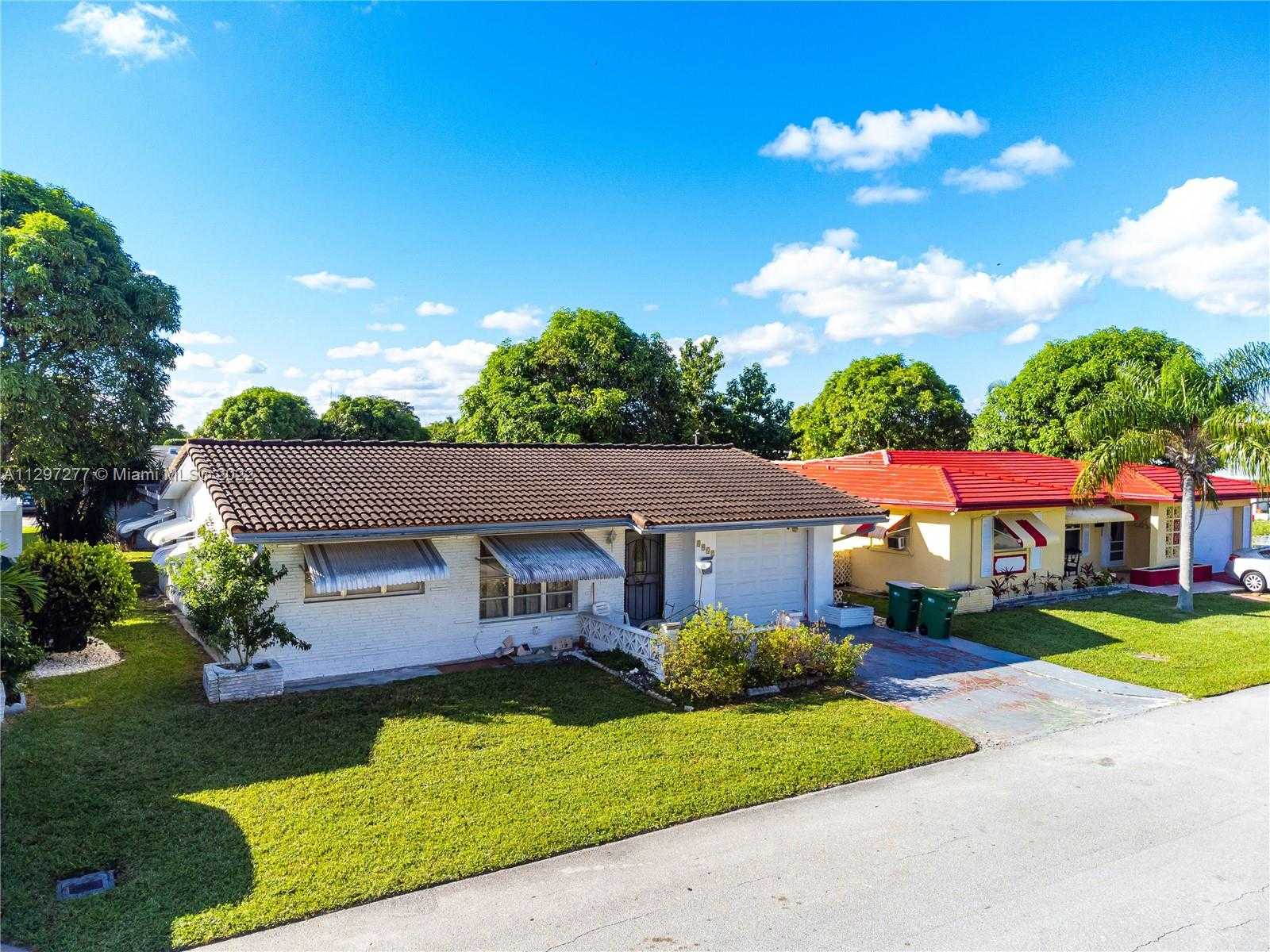 Huis in Sabal Palms-landgoeden, Florida 11622557