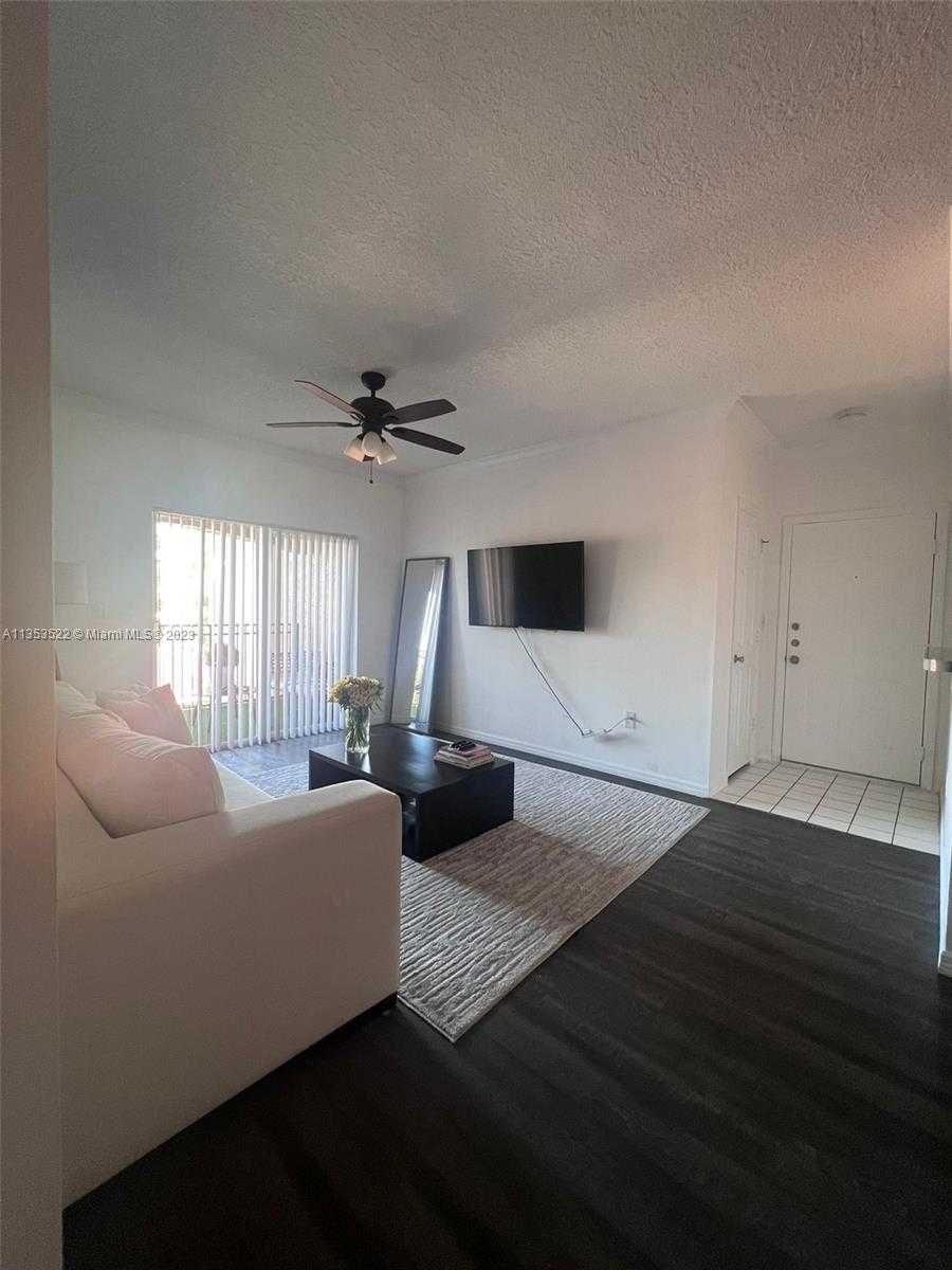 House in Pembroke Pines, Florida 11622681