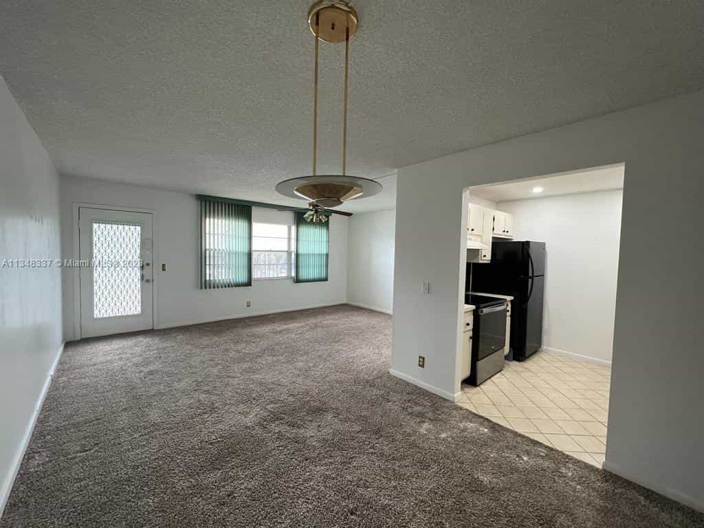 Condominium dans Pins Pembroke, Floride 11622759