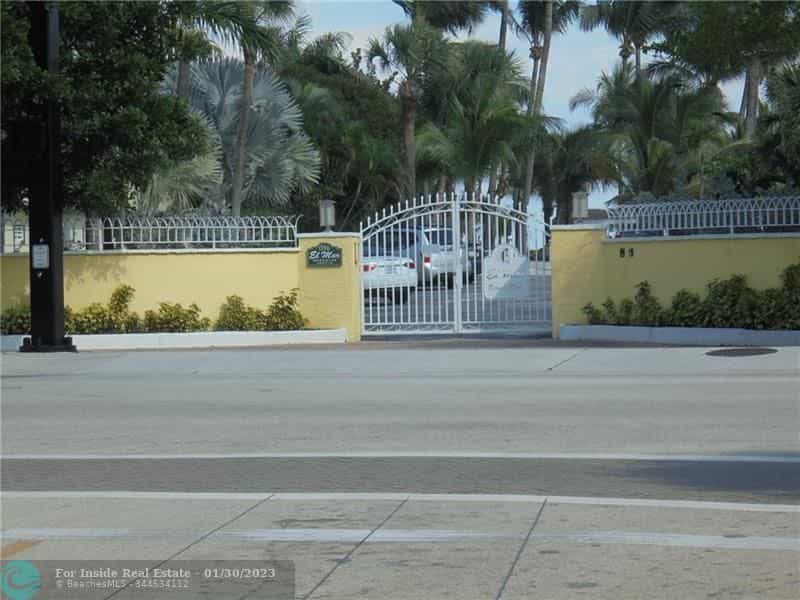 Condominium in Kusten van Santa Barbara, Florida 11622816