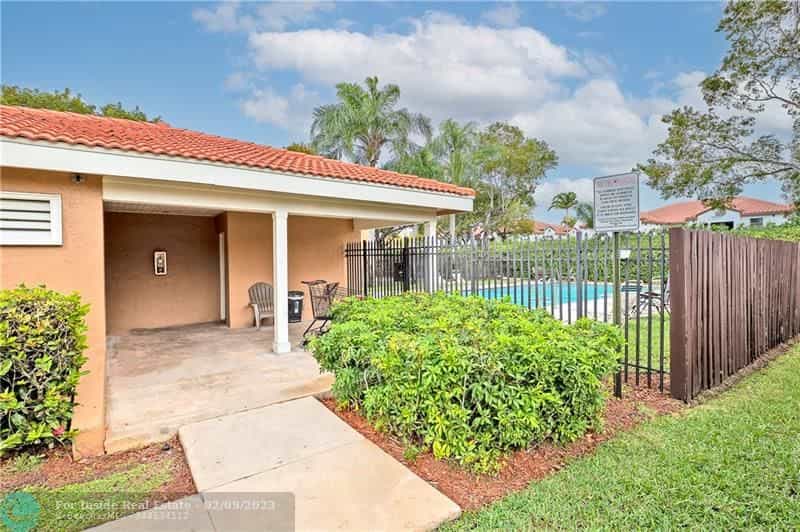 жилой дом в Pembroke Pines, Florida 11622833