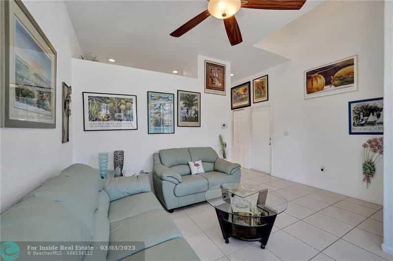 жилой дом в Pembroke Pines, Florida 11622838