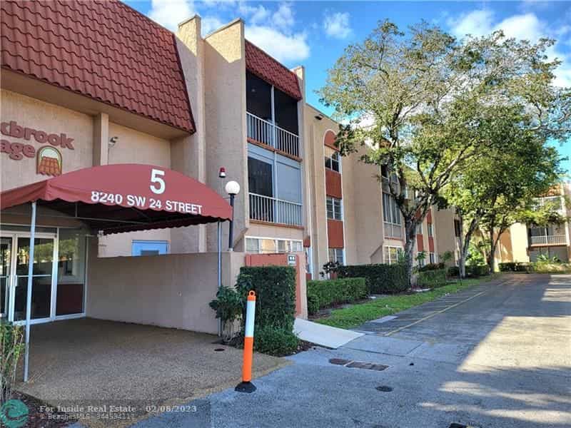 Condominium in North Lauderdale, Florida 11622885