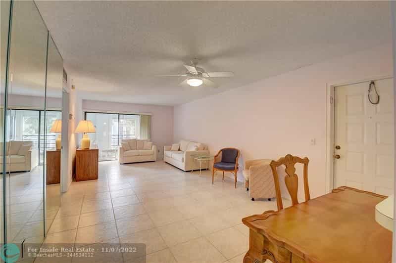 Condominium in Golf, Florida 11622895