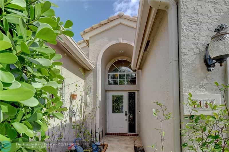 House in Coral Gardens, Florida 11622929