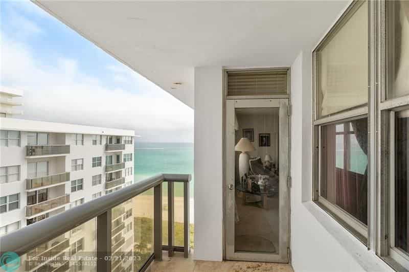 Condominium in Miami Beach, Florida 11622995