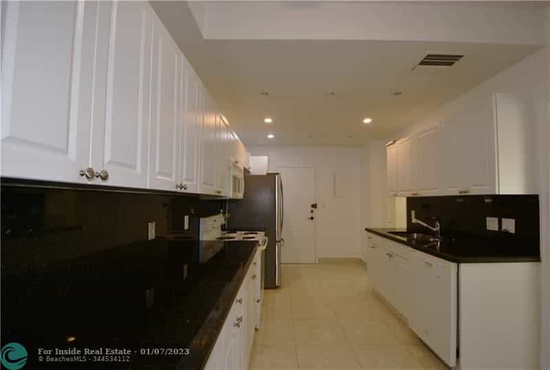 Condominium in Beverly-strand, Florida 11623035