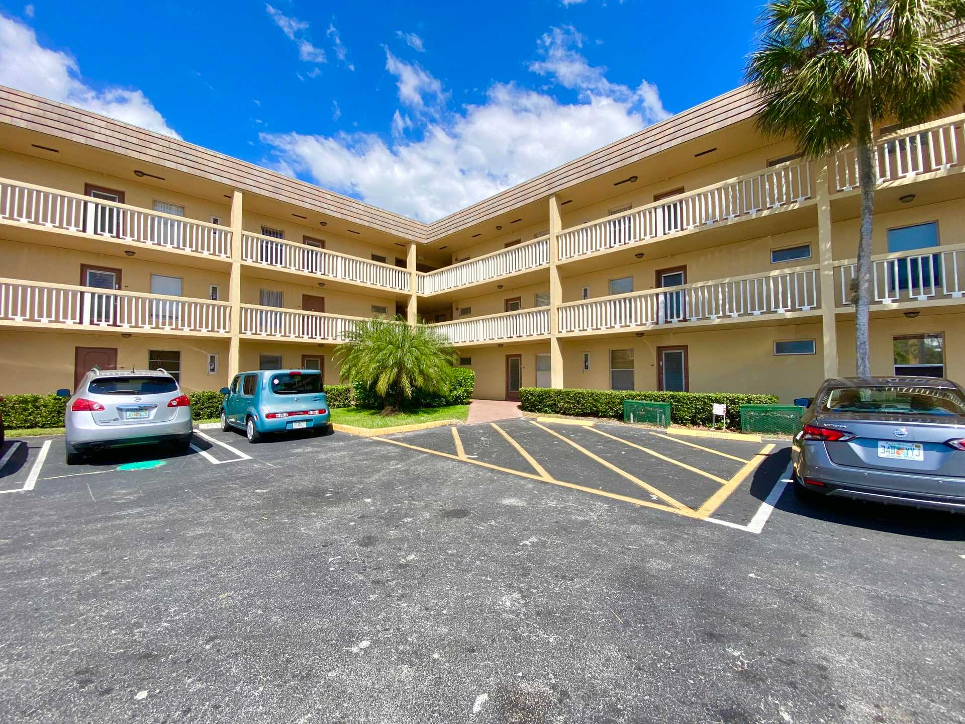 Condominium in North Lauderdale, Florida 11625655