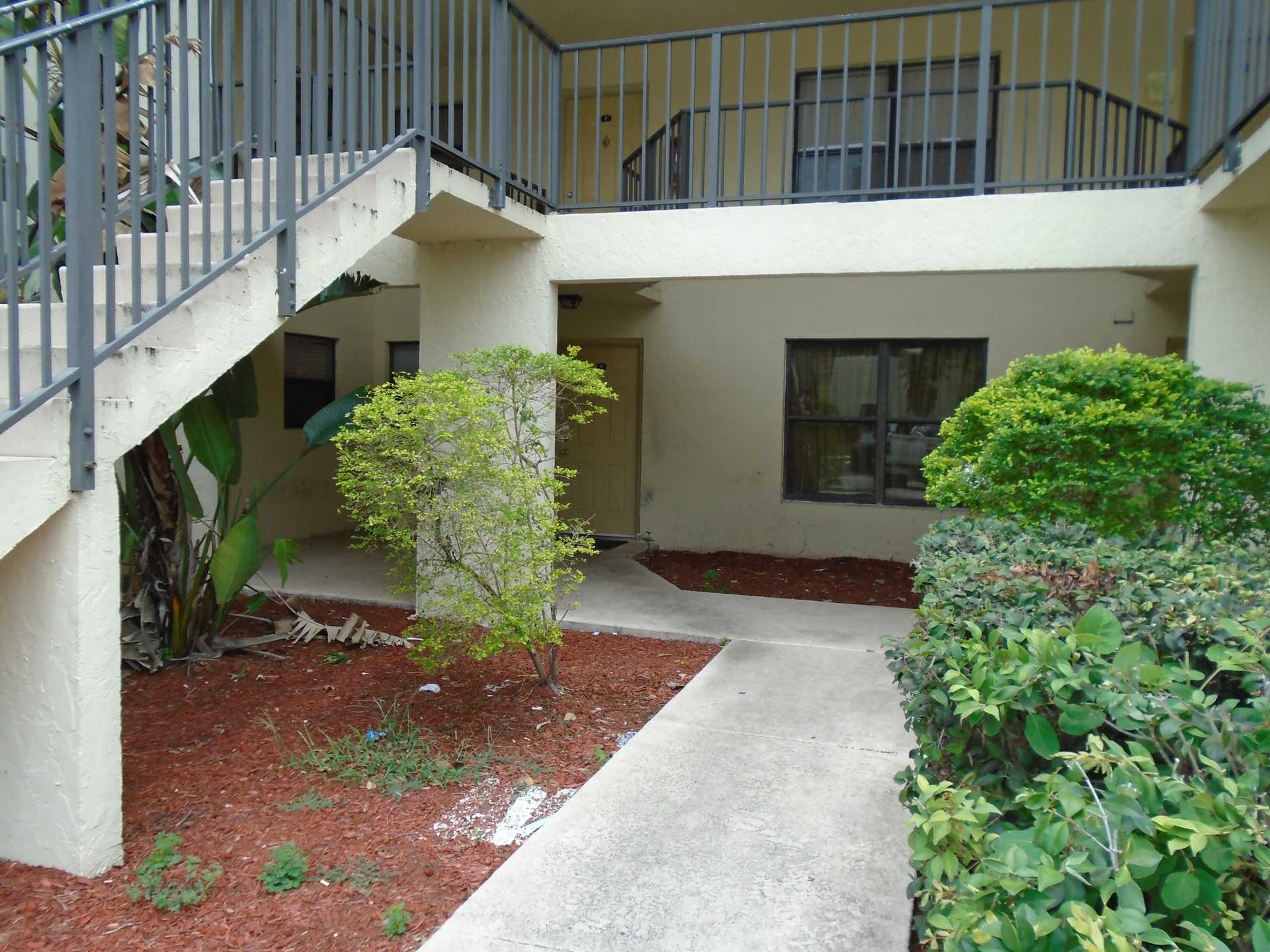 公寓 在 Golden Lakes, Florida 11625799