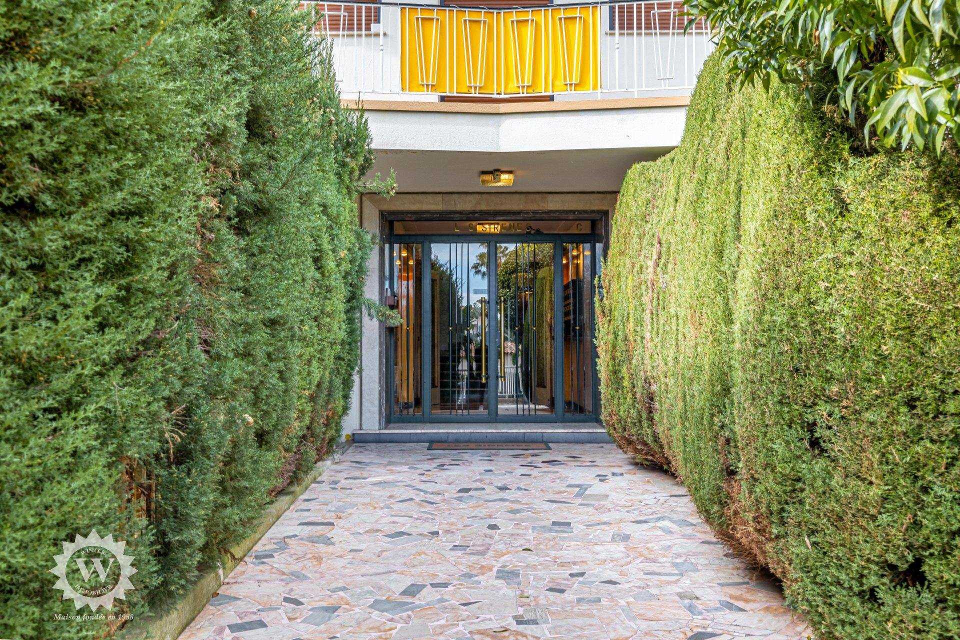 Condominium in Beaulieu-sur-Mer, Provence-Alpes-Cote d'Azur 11625975