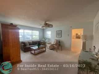 Condominium in Vuurtoren Punt, Florida 11627186