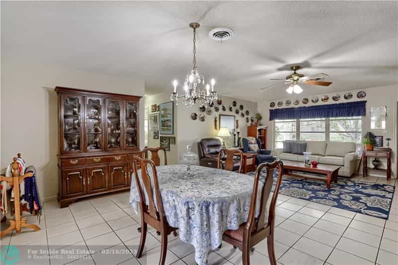House in Shorewood, Florida 11627188
