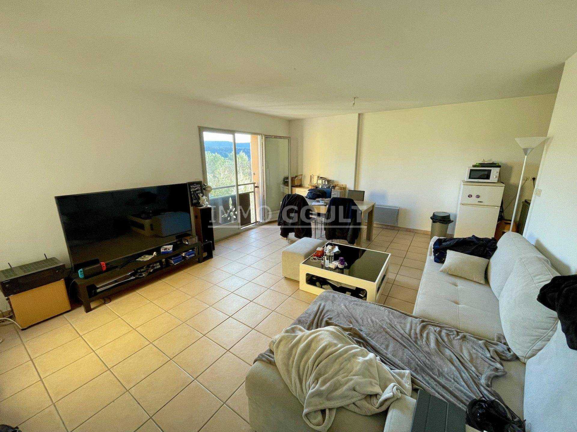 Condominium in Goult, Provence-Alpes-Cote d'Azur 11627337