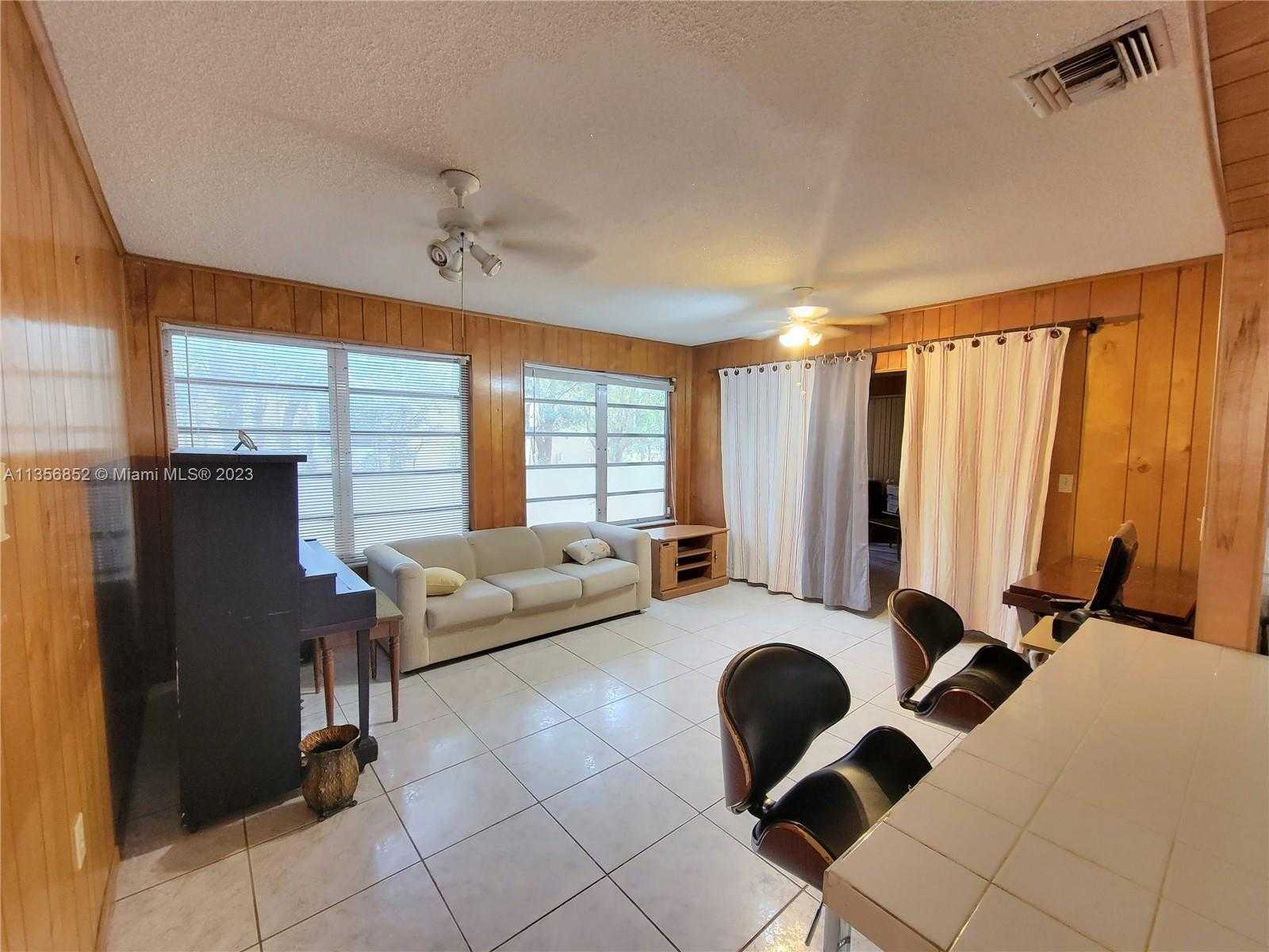 жилой дом в North Miami, Florida 11628473