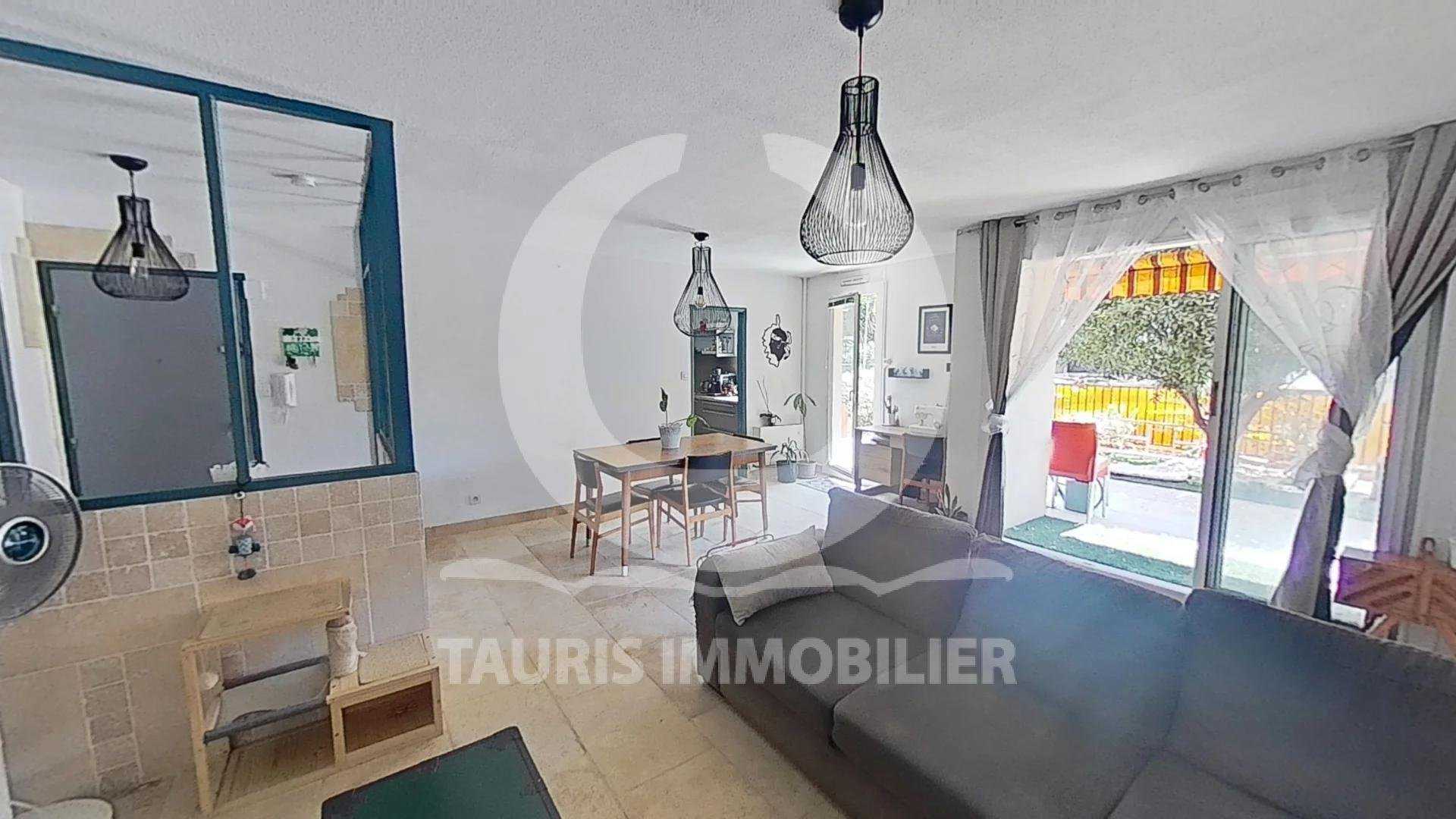 Condominium in Aubagne, Provence-Alpes-Cote d'Azur 11628576