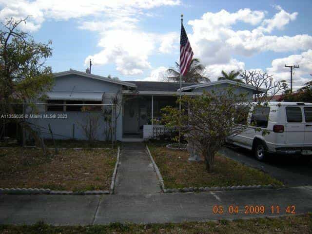 House in Hollywood, Florida 11629574
