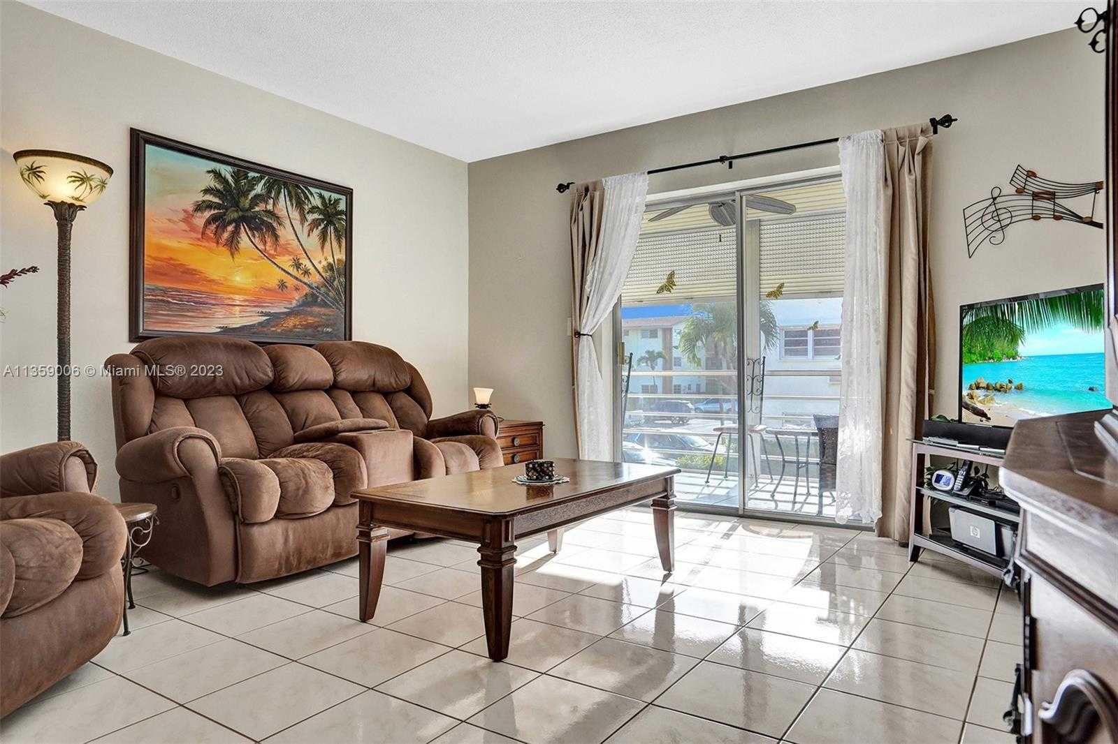 Condominium in Noord-Miami Beach, Florida 11631582