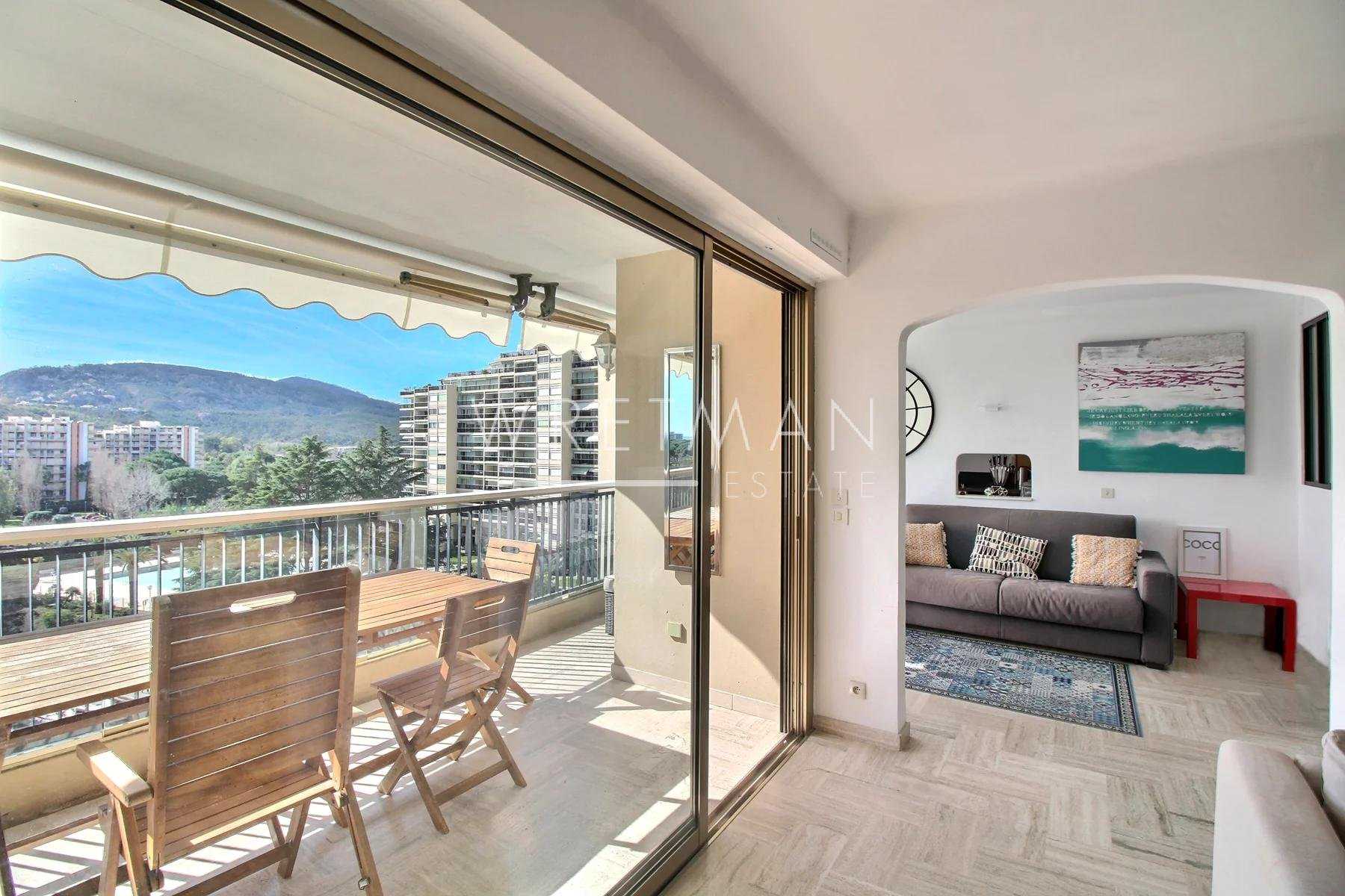 Condominium in Mandelieu-la-Napoule, Provence-Alpes-Cote d'Azur 11631596