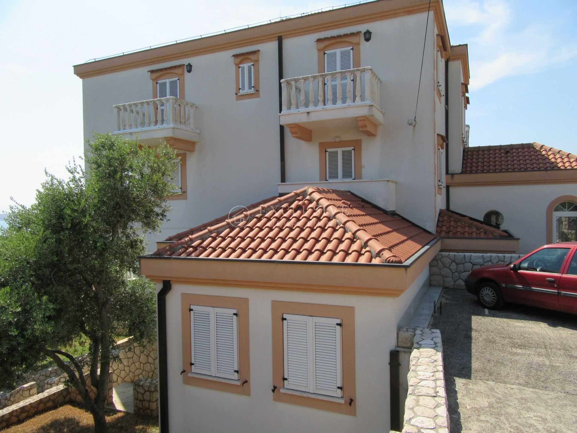 房子 在 Klanfari, Primorsko-Goranska Zupanija 11632248