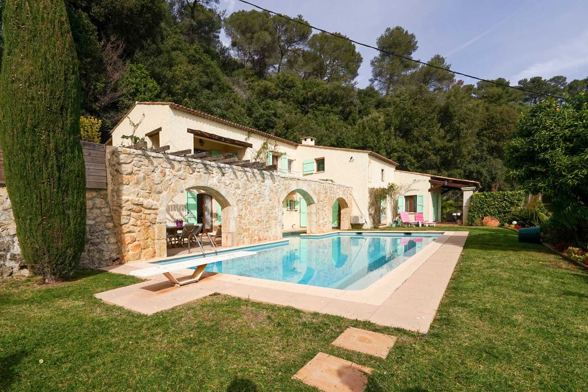 Hus i La Colle-sur-Loup, Provence-Alpes-Cote d'Azur 11633108