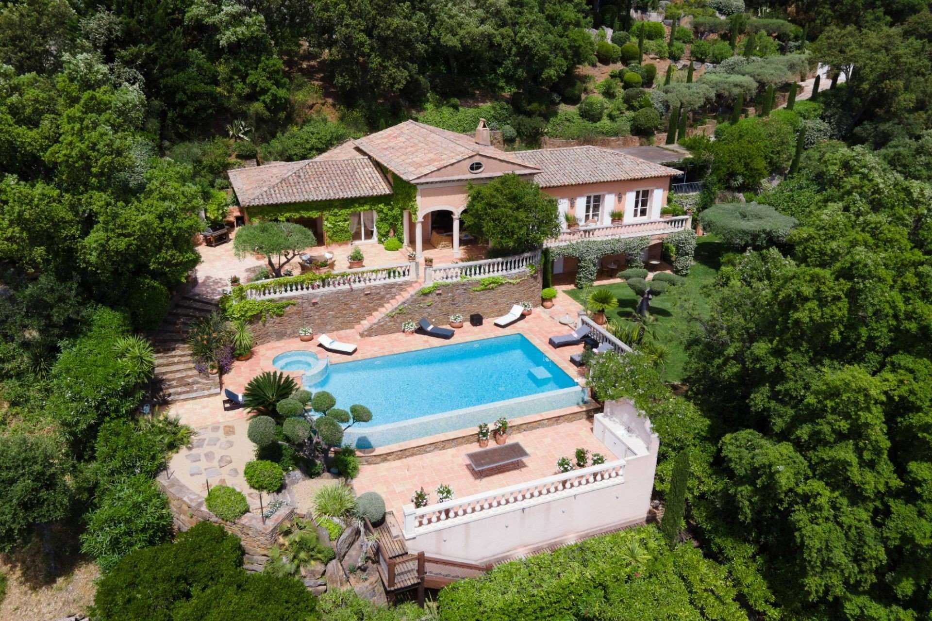 Rumah di La Croix-Valmer, Provence-Alpes-Cote d'Azur 11633790