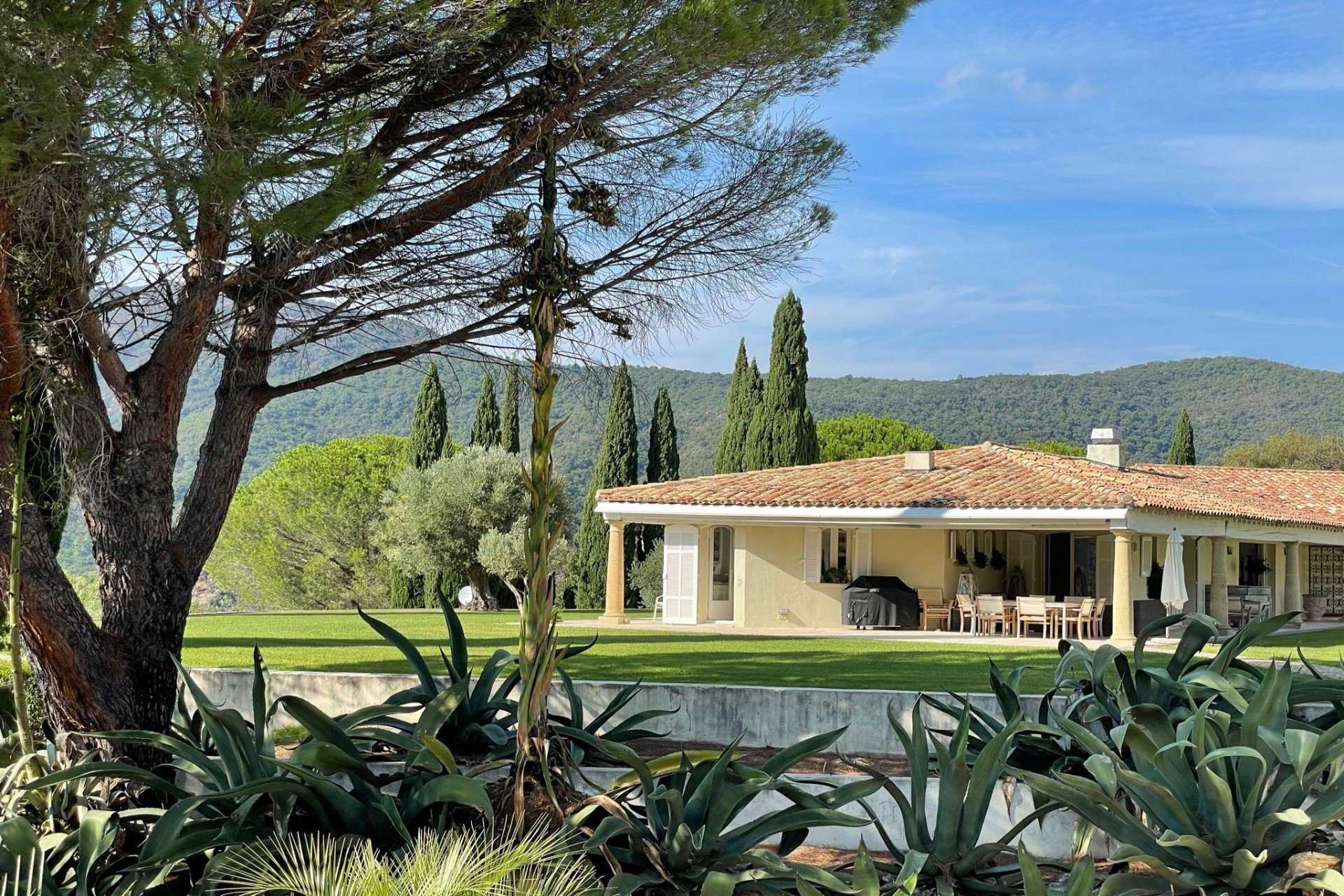 房子 在 La Mole, Provence-Alpes-Cote d'Azur 11633801