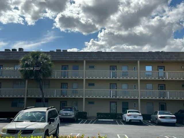 Condominium in North Lauderdale, Florida 11634919