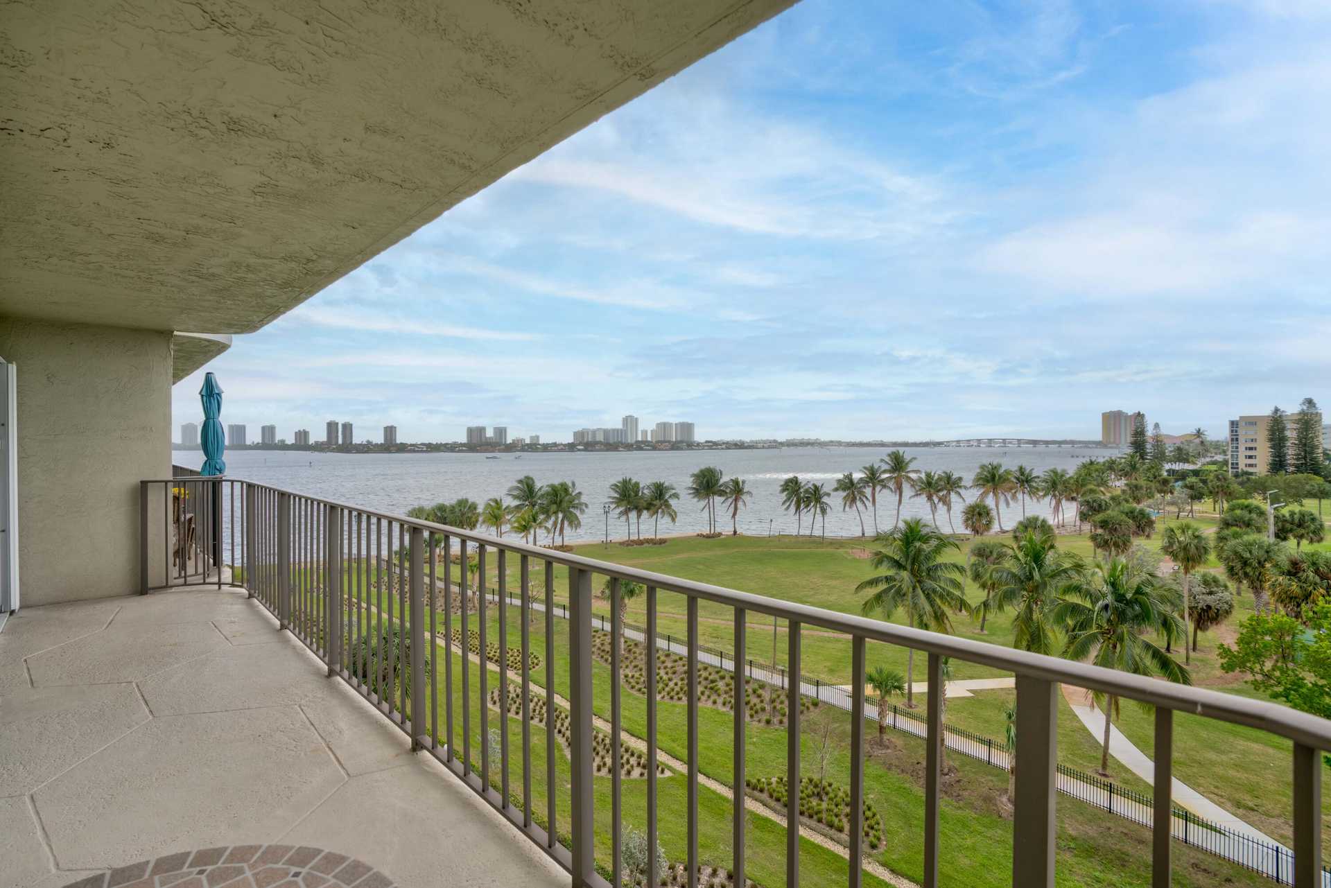Condominium in West Palm Beach, Florida 11634969