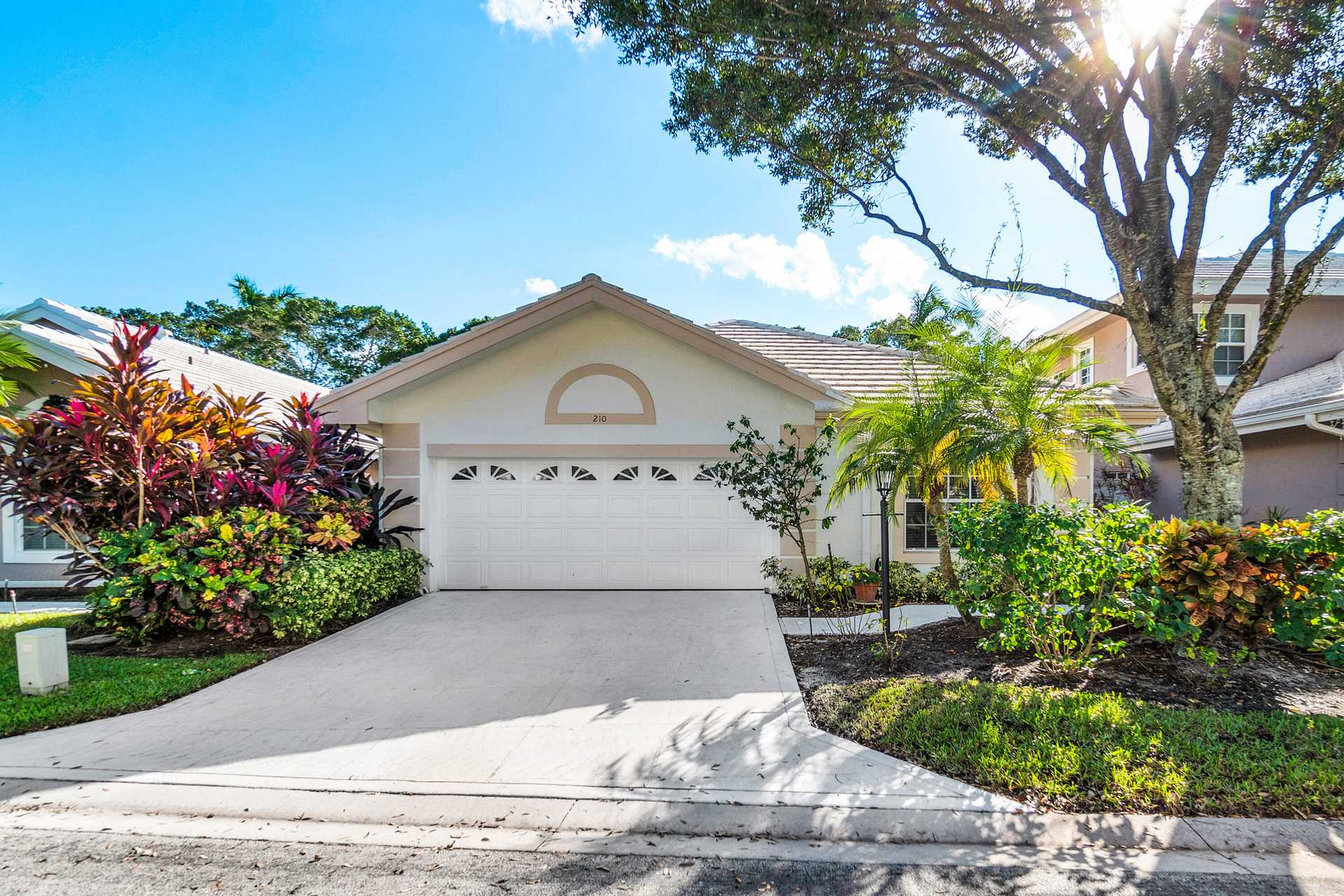 House in Palm Beach Gardens, Florida 11636272
