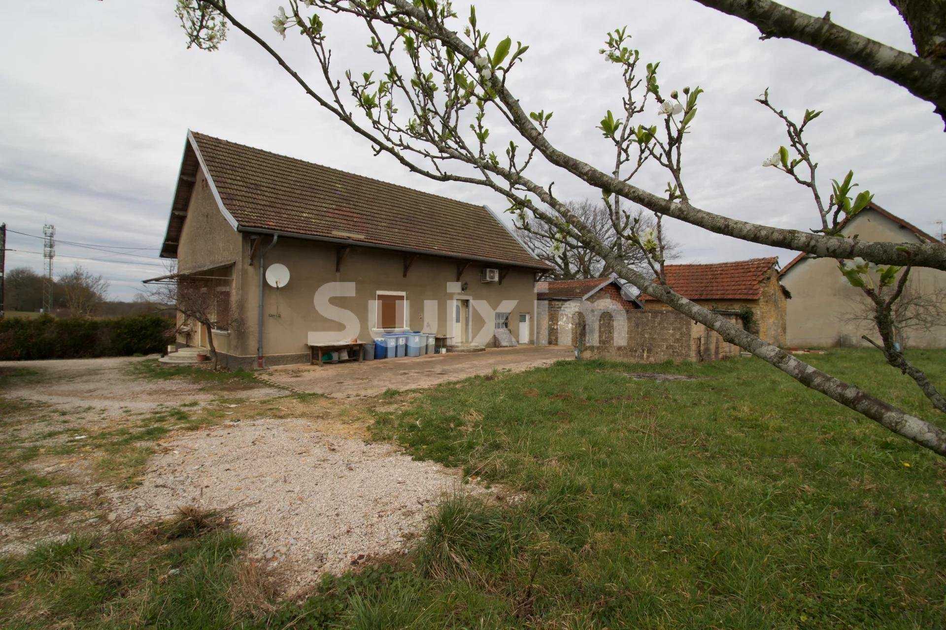房子 在 Poligny, Bourgogne-Franche-Comte 11636279