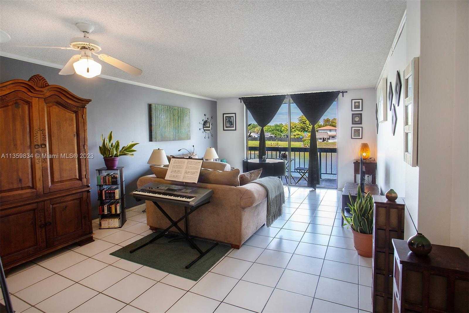 Condominium in Kendall West, Florida 11636381