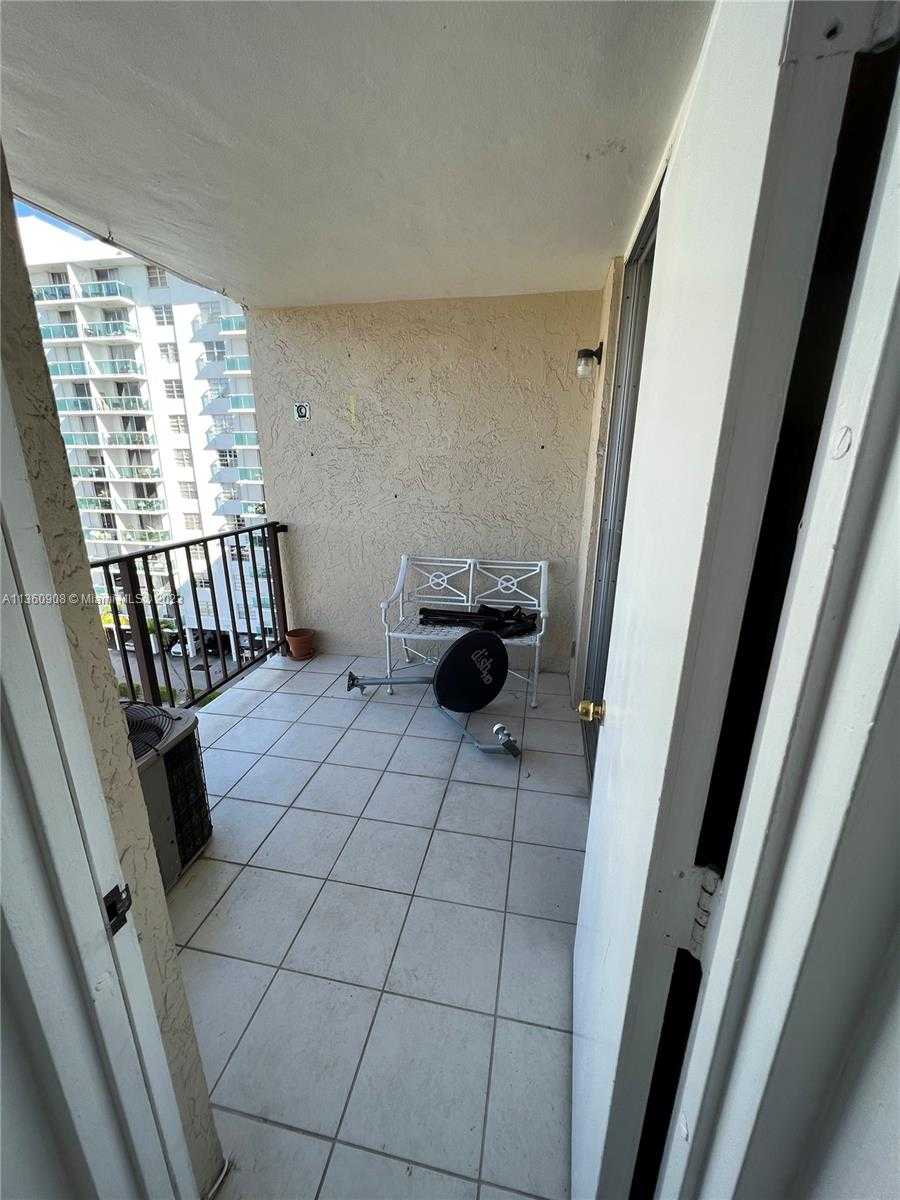 Condominium in North Miami Beach, Florida 11636390
