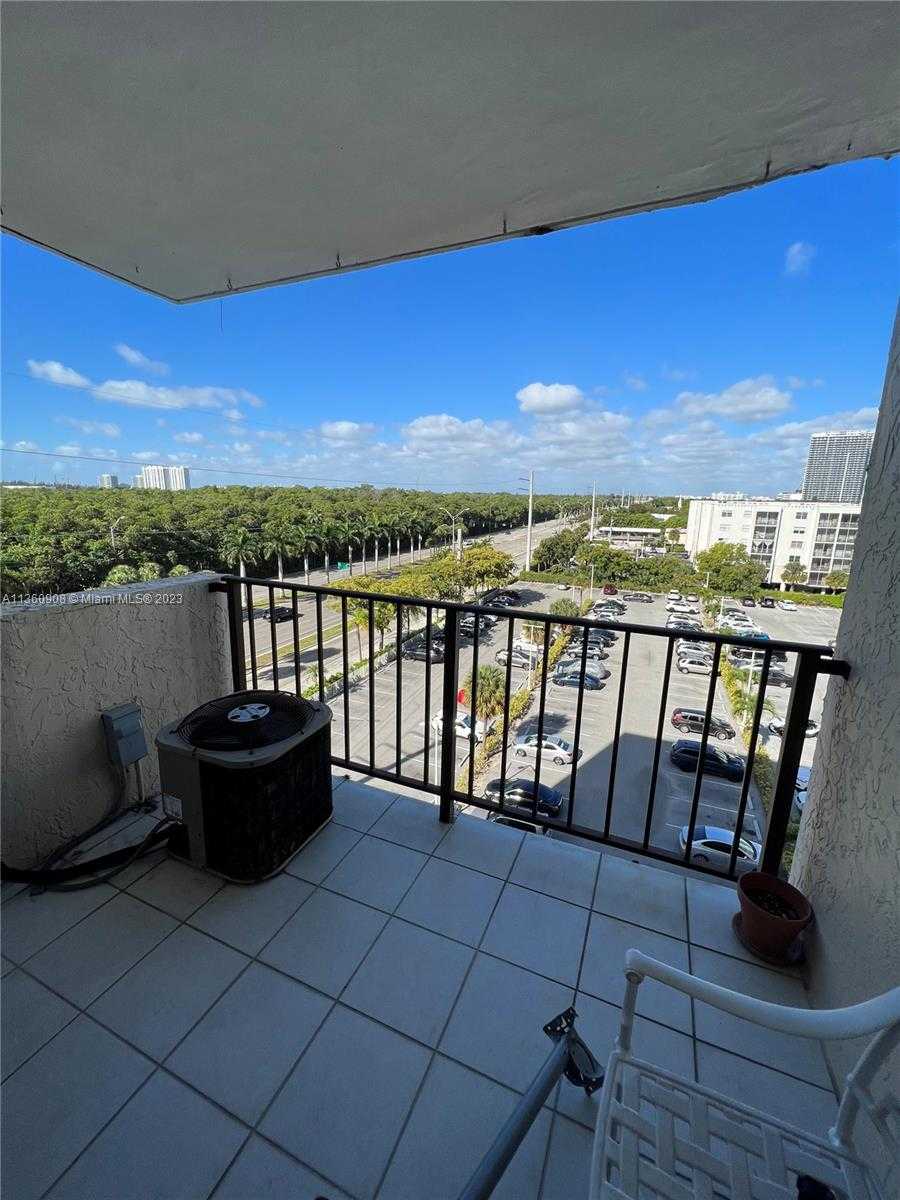 Condominium in North Miami Beach, Florida 11636390
