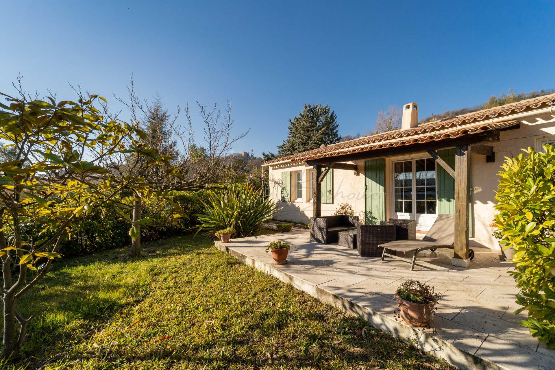 Talo sisään Montaleigne, Provence-Alpes-Cote d'Azur 11636396