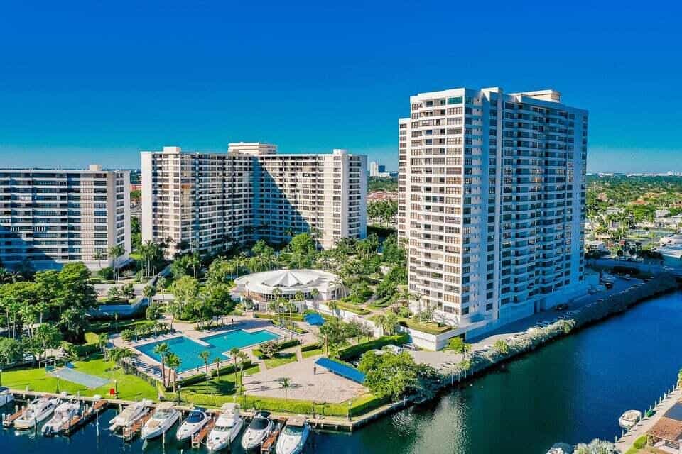Condominium in Beverley Beach, Florida 11636410